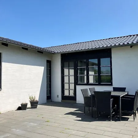 דירה Five-bedroom House Located In